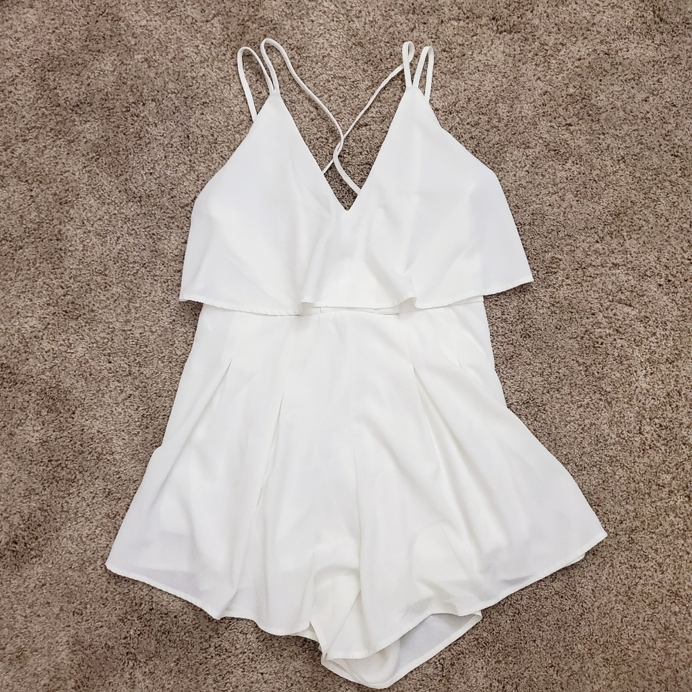 NWOT Vestique Cross Back Flowy Ruffle White Romper - Picture 1 of 7